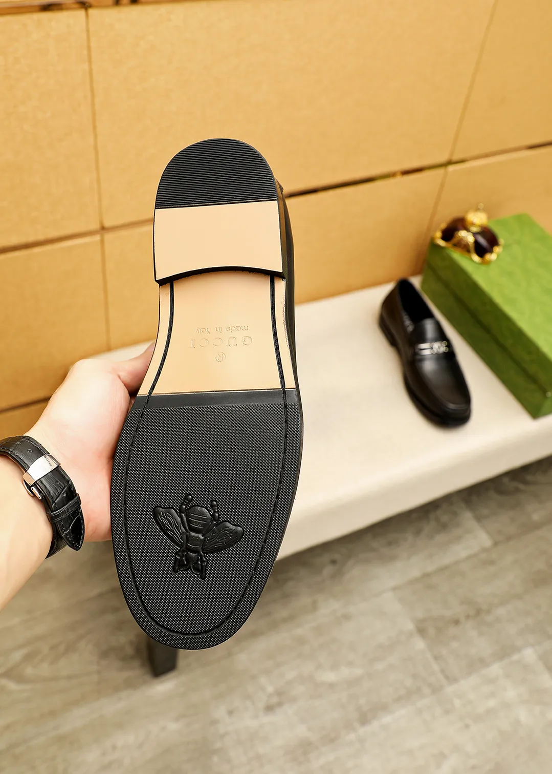 Men's shoes 💰480 💐 Product trademark: GUCCI "Gucci" casual leather shoes Regular size: 38-44 (45.46🉑️customized) Product materials: Selected imported first-layer calfskin upper + luxury hardware buckle, imported water-dyed cow leather lining. Strong three-dimensional visual effect, original outsole color: 2 colors available
